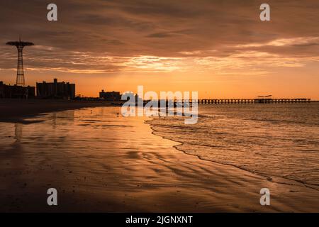 Sonnenaufgang am Strand in Coney Island New York City, Blick auf das Areal, schöner Hintergrund Stockfoto