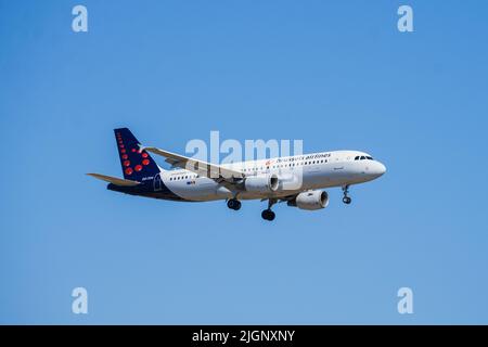 El Prat, Spanien, 8, Juli 2022. Flugzeuge landen. Quelle: JG/Alamy Live News Stockfoto