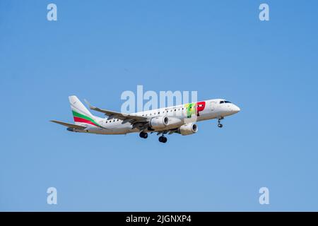 El Prat, Spanien, 8, Juli 2022. Flugzeuge landen. Quelle: JG/Alamy Live News Stockfoto