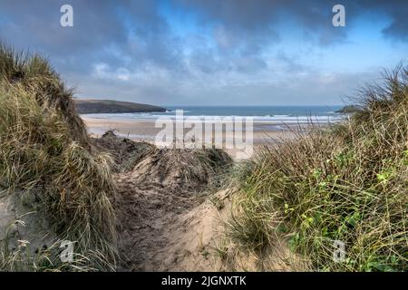 Blick über den preisgekrönten Crantock Beach vom fragilen Dünensystem am Crantock Beach in Newquay in Cornwall. Stockfoto