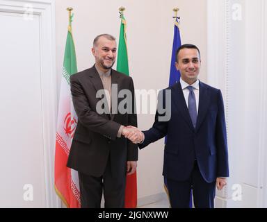 Rom, Rom, ITALIEN. 11.. Juli 2022. Italiens Außenminister LUIGI DI MAIO (L) trifft sich am 11. Juli 2022 in Farnesina, Rom, mit dem iranischen Außenminister HOSSEIN AMIR-ABDOLLAHIAN (R). (Bild: © Iranisches Außenministerium via ZUMA Press Wire) Stockfoto