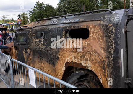 Wrocław, POLEN - 12. JULI 2022: Zerstörte russische Militärausrüstungsausstellung 'für Ihre und unsere Freiheit' in Wrocław, verbrannte GAZ-2975 'Tigr'Infanterie Stockfoto
