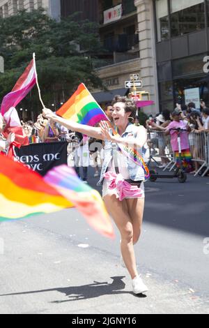 Die jährliche Gay Pride Parade geht zurück auf die 5. Avenue und endet nach einer 3-jährigen Pause aufgrund der Covid-19-Pandemie in der Christopher Street in Greenwich Village. Stockfoto