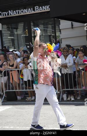 Die jährliche Gay Pride Parade geht zurück auf die 5. Avenue und endet nach einer 3-jährigen Pause aufgrund der Covid-19-Pandemie in der Christopher Street in Greenwich Village. Stockfoto