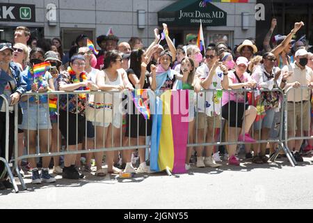 Die jährliche Gay Pride Parade geht zurück auf die 5. Avenue und endet nach einer 3-jährigen Pause aufgrund der Covid-19-Pandemie in der Christopher Street in Greenwich Village. Die Zuschauer waren in großer Zahl zur Unterstützung der LGBTQ-Gemeinschaft draußen. Stockfoto