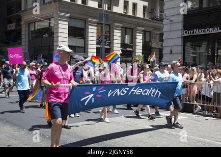 Die jährliche Gay Pride Parade geht zurück auf die 5. Avenue und endet nach einer 3-jährigen Pause aufgrund der Covid-19-Pandemie in der Christopher Street in Greenwich Village. VNS von NY marschiert in der Parade mit einem Festwagen. Seit 125 Jahren setzt sich der Visiting Nurse Service of New York dafür ein, den Gesundheitsbedürfnissen aller New Yorker mit mitfühlender, hochwertiger häuslicher Pflege, Hospiz und privater Betreuung gerecht zu werden. VNSNY engagiert sich auch heute noch für eine qualitativ hochwertige, mitfühlende Versorgung. Stockfoto