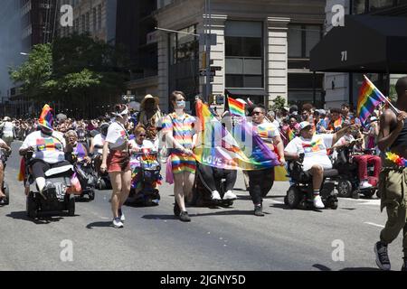 Die jährliche Gay Pride Parade geht zurück auf die 5. Avenue und endet nach einer 3-jährigen Pause aufgrund der Covid-19-Pandemie in der Christopher Street in Greenwich Village. Schwule mit Behinderungen marschieren in der Parade. Stockfoto