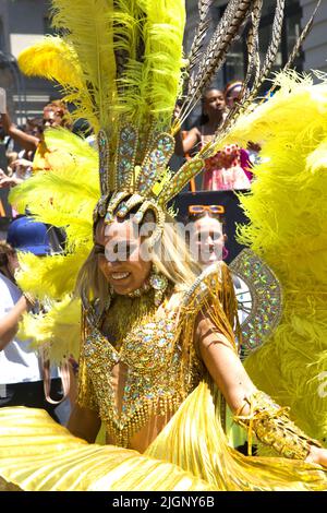 Die jährliche Gay Pride Parade geht zurück auf die 5. Avenue und endet nach einer 3-jährigen Pause aufgrund der Covid-19-Pandemie in der Christopher Street in Greenwich Village. Stockfoto