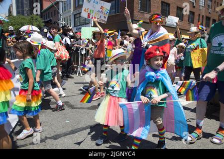 Die jährliche Gay Pride Parade geht zurück auf die 5. Avenue und endet nach einer 3-jährigen Pause aufgrund der Covid-19-Pandemie in der Christopher Street in Greenwich Village. PS 20 unterstützt die LGBTQ-Community. Stockfoto