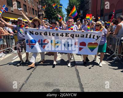 Die jährliche Gay Pride Parade geht zurück auf die 5. Avenue und endet nach einer 3-jährigen Pause aufgrund der Covid-19-Pandemie in der Christopher Street in Greenwich Village. Die nordischen Länder für Gleichberechtigung zeigen ihre Präsenz auf dem marsch. Stockfoto