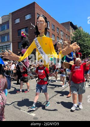 Die jährliche Gay Pride Parade geht zurück auf die 5. Avenue und endet nach einer 3-jährigen Pause aufgrund der Covid-19-Pandemie in der Christopher Street in Greenwich Village. Große Marionette von Sylvia Rivera, einer berühmten Gay-Aktivistin, die vor allem für ihre Aktionen im Stonewall-Aufstand im Jahr 1969 bekannt ist. Stockfoto