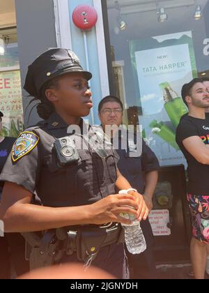 Die jährliche Gay Pride Parade geht zurück auf die 5. Avenue und endet nach einer 3-jährigen Pause aufgrund der Covid-19-Pandemie in der Christopher Street in Greenwich Village. Die NYPD-Polizistin pastiert bei der Parade. Stockfoto