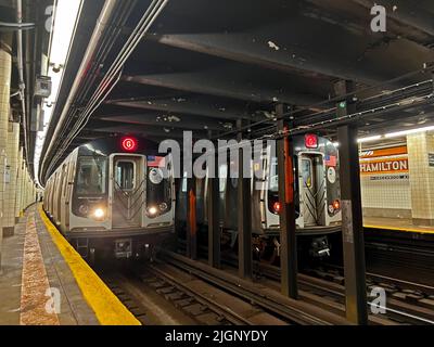 G-Züge fahren in entgegengesetzte Richtungen an der U-Bahnstation Fort Hamilton Parkway im Stadtteil Windsor Terrace in Brooklyn, New York. Stockfoto