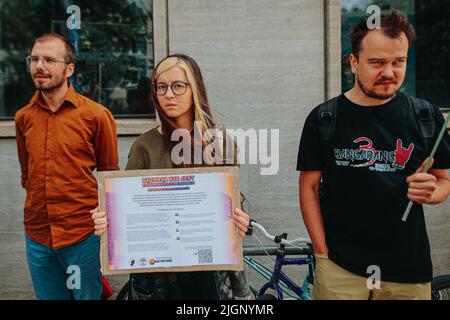 Breslau, Breslau, Polen. 12.. Juli 2022. Am 12. Juli 2022, am Vorabend einer wichtigen Abstimmung im Europäischen Parlament, hat der Jugendklimarat vor dem Informationsbüro des Europäischen Parlaments in Breslau, Forderung nach einer Gesetzesänderung - die Anerkennung von Holzbiomasse als erneuerbare Energie zu stoppen und die Anerkennung von Holzbiomasse als erneuerbare Energie zu stoppen und die Subventionen für diese Energiequelle zu stoppen. (Bild: © Krzysztof Zatycki/ZUMA Press Wire) Stockfoto