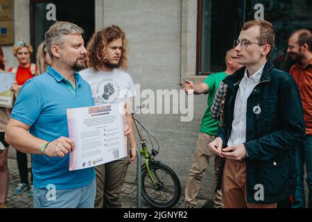 Breslau, Breslau, Polen. 12.. Juli 2022. Am 12. Juli 2022, am Vorabend einer wichtigen Abstimmung im Europäischen Parlament, hat der Jugendklimarat vor dem Informationsbüro des Europäischen Parlaments in Breslau, Forderung nach einer Gesetzesänderung - die Anerkennung von Holzbiomasse als erneuerbare Energie zu stoppen und die Anerkennung von Holzbiomasse als erneuerbare Energie zu stoppen und die Subventionen für diese Energiequelle zu stoppen. (Bild: © Krzysztof Zatycki/ZUMA Press Wire) Stockfoto