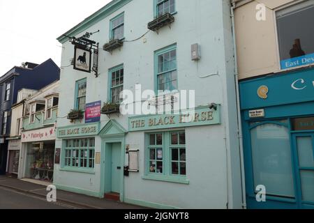 SIDMOUTH, DEVON, ENGLAND - APRIL 1. 2021: The Black Horse Pub in der Fore Street in Sidmouth. Stockfoto