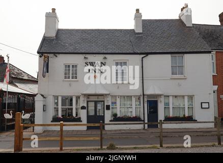 SIDMOUTH, DEVON, ENGLAND - 1. 2021. APRIL: Das Swan Inn in Sidmouth an einem bewölkten Wintertag. Dies ist ein beliebter Pub in einer Seitenstraße, Jus Stockfoto