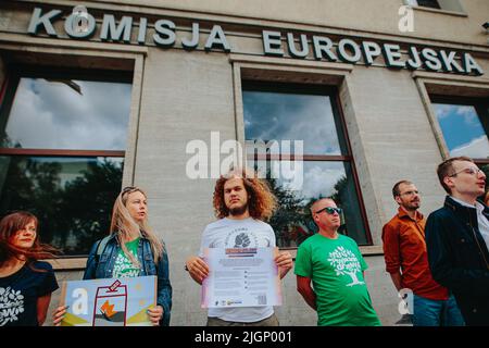 Breslau, Breslau, Polen. 12.. Juli 2022. Am 12. Juli 2022, am Vorabend einer wichtigen Abstimmung im Europäischen Parlament, hat der Jugendklimarat vor dem Informationsbüro des Europäischen Parlaments in Breslau, Forderung nach einer Gesetzesänderung - die Anerkennung von Holzbiomasse als erneuerbare Energie zu stoppen und die Anerkennung von Holzbiomasse als erneuerbare Energie zu stoppen und die Subventionen für diese Energiequelle zu stoppen. (Bild: © Krzysztof Zatycki/ZUMA Press Wire) Stockfoto