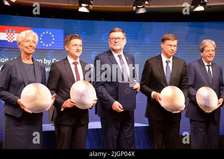 Brüssel, Belgien. 12.. Juli 2022. Der tschechische Finanzminister Zbynek Stanjura, Centre, unterzeichnete am 12. Juli 2022 in Brüssel, Belgien, im Rahmen der tschechischen EU-Präsidentschaft Dokumente zur Einführung des Euro in Kroatien. Auf dem Foto sind Christine Lagarde, Chefin der Europäischen Zentralbank L-R, Zdravko Maric, Minister Stanjura, Valdis Dombrovskis, Vizepräsident der Europäischen Kommission und Paolo Gentiloni zu sehen. Kredit: Petr Kupec/CTK Foto/Alamy Live Nachrichten Stockfoto