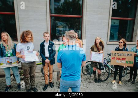 Breslau, Breslau, Polen. 12.. Juli 2022. Am 12. Juli 2022, am Vorabend einer wichtigen Abstimmung im Europäischen Parlament, hat der Jugendklimarat vor dem Informationsbüro des Europäischen Parlaments in Breslau, Forderung nach einer Gesetzesänderung - die Anerkennung von Holzbiomasse als erneuerbare Energie zu stoppen und die Anerkennung von Holzbiomasse als erneuerbare Energie zu stoppen und die Subventionen für diese Energiequelle zu stoppen. (Bild: © Krzysztof Zatycki/ZUMA Press Wire) Stockfoto