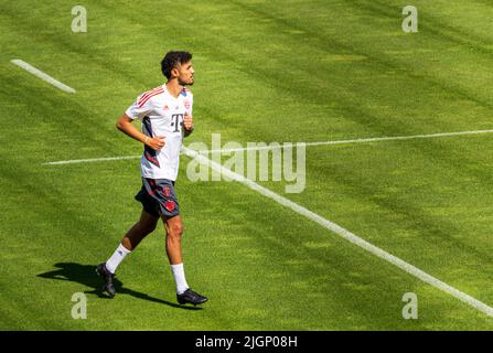 München, Deutschland. 12.. Juli 2022. Noussair Mazraoui nimmt am Training des FC Bayern auf dem Vereinsgelände Teil. Kredit: Peter Kneffel/dpa/Alamy Live Nachrichten Stockfoto