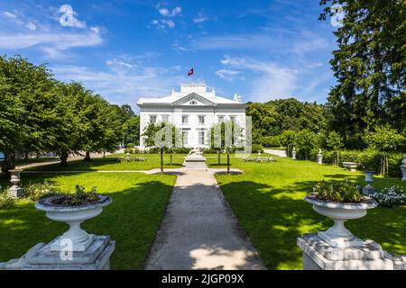 Schloss Uzutrakis. Kolonnadenvilla inmitten von Landschaftsgärten. Trakai, Litauen, 2. Juli 2022 Stockfoto