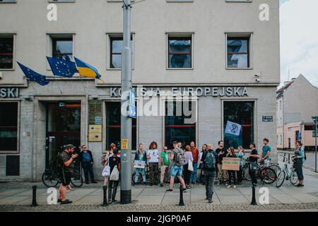 Breslau, Breslau, Polen. 12.. Juli 2022. Am 12. Juli 2022, am Vorabend einer wichtigen Abstimmung im Europäischen Parlament, hat der Jugendklimarat vor dem Informationsbüro des Europäischen Parlaments in Breslau, Forderung nach einer Gesetzesänderung - die Anerkennung von Holzbiomasse als erneuerbare Energie zu stoppen und die Anerkennung von Holzbiomasse als erneuerbare Energie zu stoppen und die Subventionen für diese Energiequelle zu stoppen. (Bild: © Krzysztof Zatycki/ZUMA Press Wire) Stockfoto