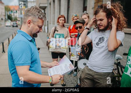 Breslau, Breslau, Polen. 12.. Juli 2022. Am 12. Juli 2022, am Vorabend einer wichtigen Abstimmung im Europäischen Parlament, hat der Jugendklimarat vor dem Informationsbüro des Europäischen Parlaments in Breslau, Forderung nach einer Gesetzesänderung - die Anerkennung von Holzbiomasse als erneuerbare Energie zu stoppen und die Anerkennung von Holzbiomasse als erneuerbare Energie zu stoppen und die Subventionen für diese Energiequelle zu stoppen. (Bild: © Krzysztof Zatycki/ZUMA Press Wire) Stockfoto