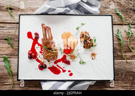 Gegrillte Rippchen mit Gemüse auf Tablett Draufsicht Stockfoto