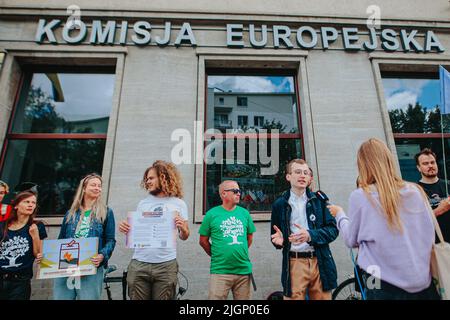 Breslau, Breslau, Polen. 12.. Juli 2022. Am 12. Juli 2022, am Vorabend einer wichtigen Abstimmung im Europäischen Parlament, hat der Jugendklimarat vor dem Informationsbüro des Europäischen Parlaments in Breslau, Forderung nach einer Gesetzesänderung - die Anerkennung von Holzbiomasse als erneuerbare Energie zu stoppen und die Anerkennung von Holzbiomasse als erneuerbare Energie zu stoppen und die Subventionen für diese Energiequelle zu stoppen. (Bild: © Krzysztof Zatycki/ZUMA Press Wire) Stockfoto