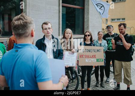 Breslau, Breslau, Polen. 12.. Juli 2022. Am 12. Juli 2022, am Vorabend einer wichtigen Abstimmung im Europäischen Parlament, hat der Jugendklimarat vor dem Informationsbüro des Europäischen Parlaments in Breslau, Forderung nach einer Gesetzesänderung - die Anerkennung von Holzbiomasse als erneuerbare Energie zu stoppen und die Anerkennung von Holzbiomasse als erneuerbare Energie zu stoppen und die Subventionen für diese Energiequelle zu stoppen. (Bild: © Krzysztof Zatycki/ZUMA Press Wire) Stockfoto