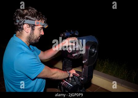 Astronomisches Observatorium von Montsec bei Nacht bei einer astronomischen Beobachtung mit einem Teleskop (Àger, Lleida, Katalonien, Spanien) Stockfoto