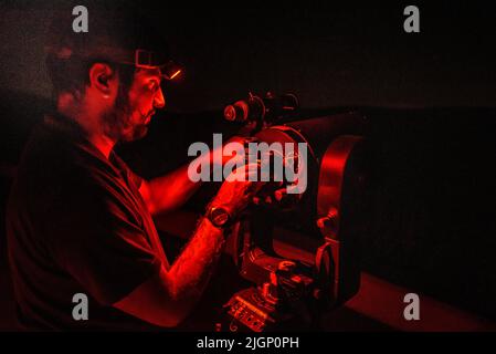 Astronomisches Observatorium von Montsec bei Nacht bei einer astronomischen Beobachtung mit einem Teleskop (Àger, Lleida, Katalonien, Spanien) Stockfoto