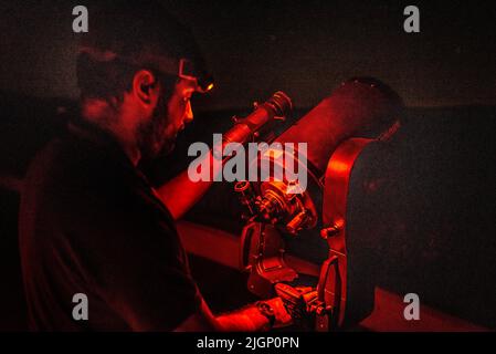 Astronomisches Observatorium von Montsec bei Nacht bei einer astronomischen Beobachtung mit einem Teleskop (Àger, Lleida, Katalonien, Spanien) Stockfoto