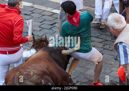 Pamplona, Spanien. 12.. Juli 2022. Am sechsten Tag des Laufs der Bullen in San Fermin Pamplona wurde ein Läufer von dem Stier aus dem Vieh von Jandilla getroffen. Kredit: SOPA Images Limited/Alamy Live Nachrichten Stockfoto