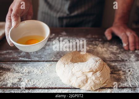 Machen von Teig für Brot oder Kuchen freien Platz Stockfoto