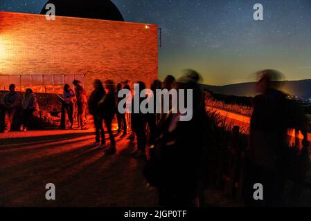 Astronomisches Observatorium von Montsec bei einer astronomischen Beobachtung mit der Milchstraße am Himmel (Àger, Lleida, Katalonien, Spanien) Stockfoto