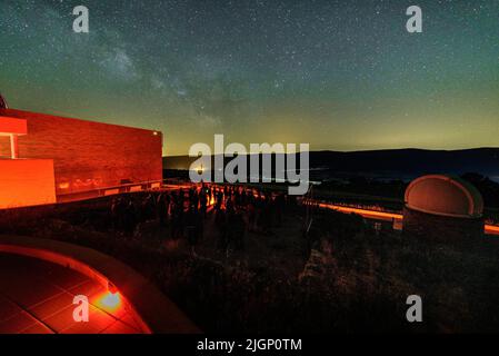 Astronomisches Observatorium von Montsec bei einer astronomischen Beobachtung mit der Milchstraße am Himmel (Àger, Lleida, Katalonien, Spanien) Stockfoto