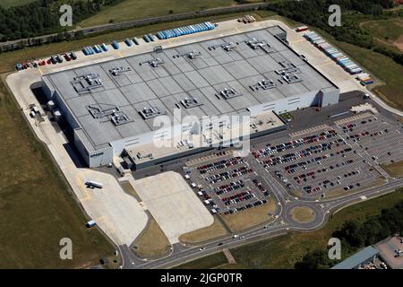 Luftaufnahme des Lagerhauses Amazon UK Services MME1 in Darlington, County Durham. Dies zeigt die Westseite - die Vorderseite des Gebäudes. Stockfoto