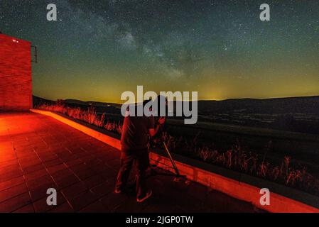 Astronomisches Observatorium von Montsec bei einer astronomischen Beobachtung mit der Milchstraße am Himmel (Àger, Lleida, Katalonien, Spanien) Stockfoto