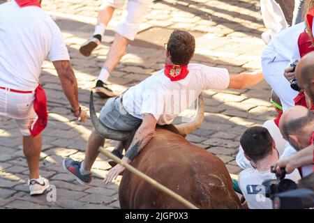 Pamplona, Spanien. 12.. Juli 2022. Am sechsten Tag des Laufs der Bullen in San Fermin Pamplona wurde ein Läufer von dem Stier aus dem Vieh von Jandilla getroffen. Kredit: SOPA Images Limited/Alamy Live Nachrichten Stockfoto