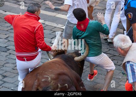 Pamplona, Spanien. 12.. Juli 2022. Am sechsten Tag des Laufs der Bullen in San Fermin Pamplona wurde ein Läufer von dem Stier aus dem Vieh von Jandilla getroffen. Kredit: SOPA Images Limited/Alamy Live Nachrichten Stockfoto