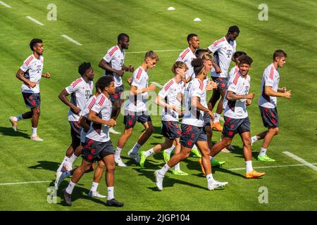 München, Deutschland. 12.. Juli 2022. Die Spieler des FC Bayern München nehmen am Training des FC Bayern auf dem Vereinsgelände Teil. Kredit: Peter Kneffel/dpa/Alamy Live Nachrichten Stockfoto