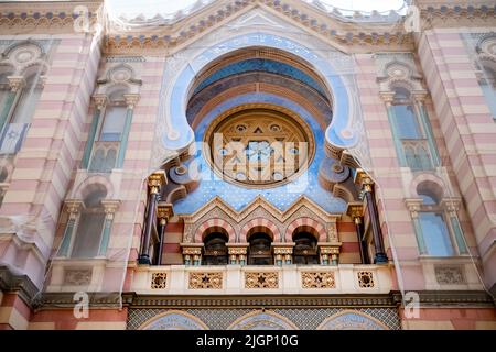 Details der schönen Jerusalem - Jubilee Synagoge in Prag, Tschechische Republik. Jugendstil-Einrichtung. Rekonstruktionsprozess. Stockfoto