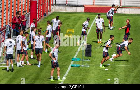 München, Deutschland. 12.. Juli 2022. Die Spieler des FC Bayern München nehmen am Training des FC Bayern auf dem Vereinsgelände Teil. Kredit: Peter Kneffel/dpa/Alamy Live Nachrichten Stockfoto