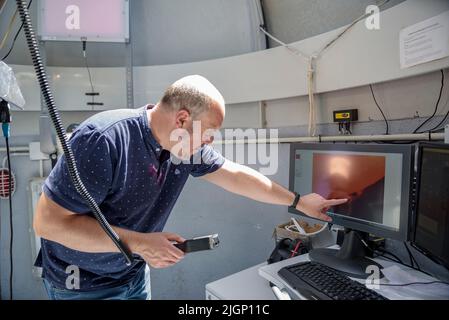 Salvador Ribas, Direktor des Universe Observation Center, manövriert ein Teleskop im Astronomischen Park von Montsec in Àger (Lleida, Katalonien) Stockfoto