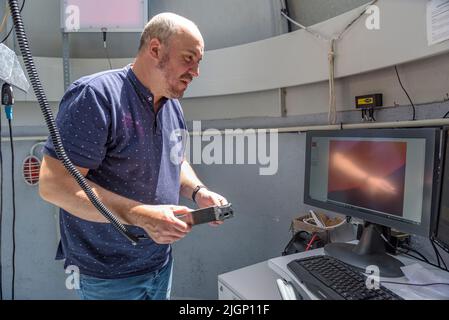 Salvador Ribas, Direktor des Universe Observation Center, manövriert ein Teleskop im Astronomischen Park von Montsec in Àger (Lleida, Katalonien) Stockfoto