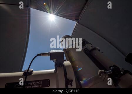 Salvador Ribas, Direktor des Universe Observation Center, manövriert ein Teleskop im Astronomischen Park von Montsec in Àger (Lleida, Katalonien) Stockfoto