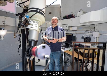 Salvador Ribas, Direktor des Universe Observation Center, manövriert ein Teleskop im Astronomischen Park von Montsec in Àger (Lleida, Katalonien) Stockfoto