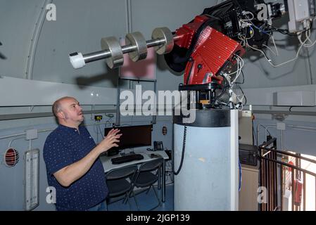 Salvador Ribas, Direktor des Universe Observation Center, manövriert ein Teleskop im Astronomischen Park von Montsec in Àger (Lleida, Katalonien) Stockfoto